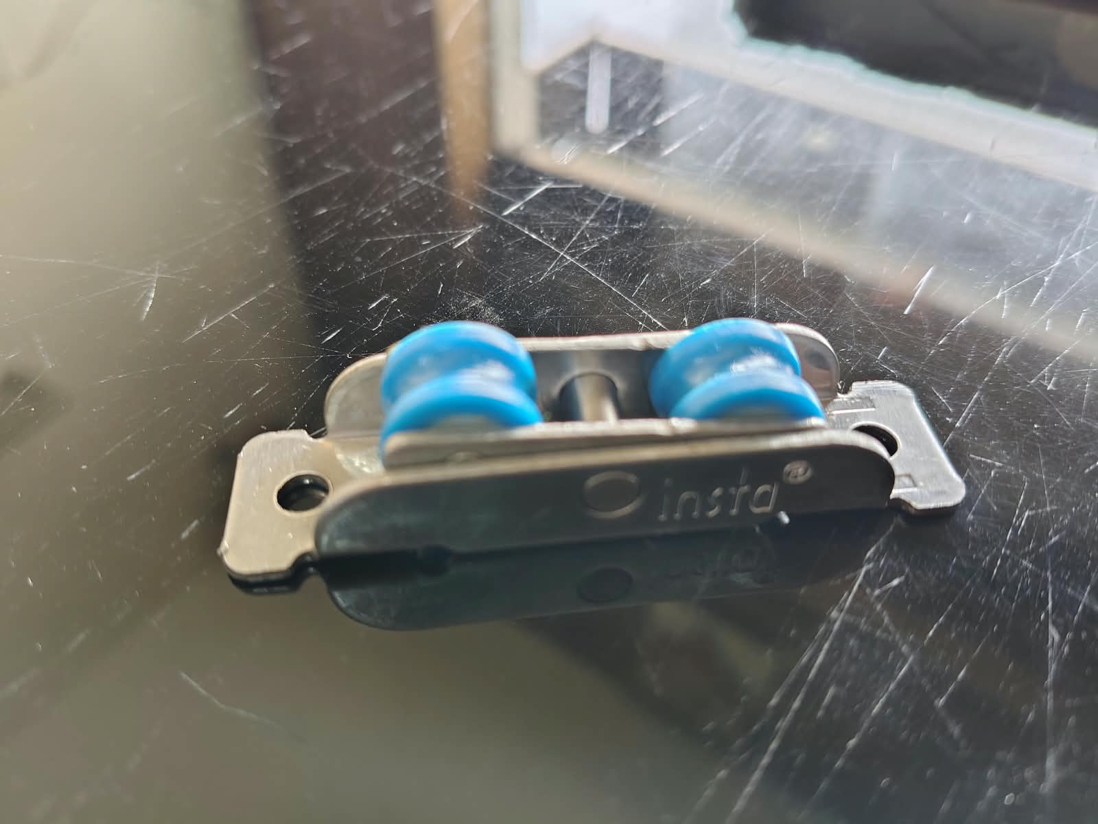 Blue-wheel sliding window roller